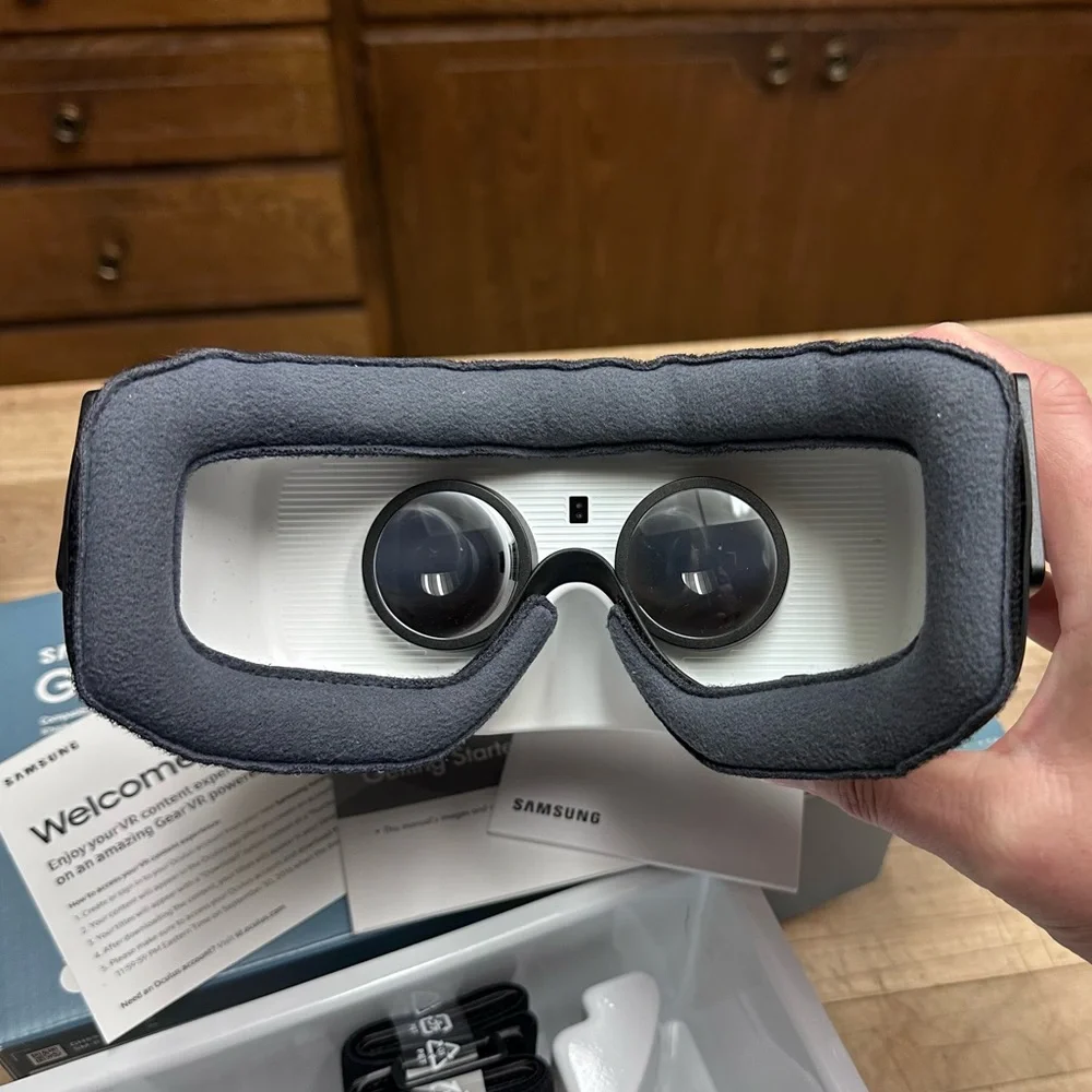 NIB Samsung Gear VR Headset Powered by Oculus